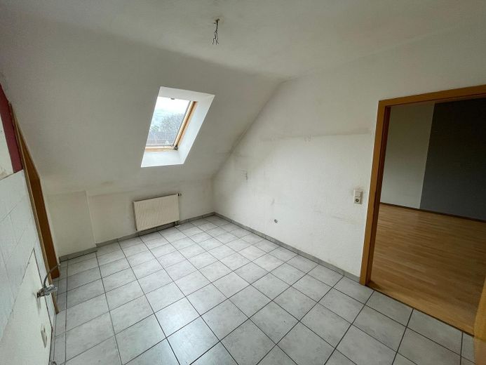 Freundliche 3-Zimmer-Dachgeschosswohnung mit Balkon und Stellplatz – Küche
