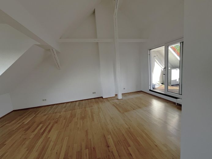 Charmante lichtdurchflutete  Eigentumswohnung mit Dachterrasse in Südlage – Wohnzimmer