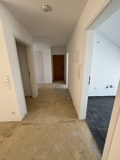 Sanierte 3-Zimmer-Dachgeschosswohnung mit Dachterrasse und Tiefgaragenplatz – Flur