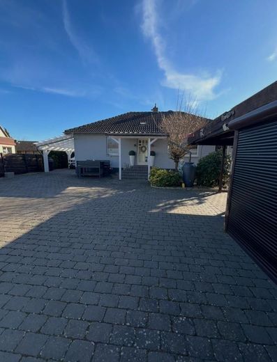 Wedemark’te 6,5 odalı ve havuzlu muhteşem aile bungalovu – Hofansicht