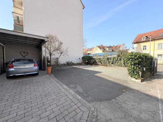 Renoviertes Einfamilienhaus mit Balkon, Carport und flexiblen Nutzungsmöglichkeiten – Blick auf das Carport und Grundstück
