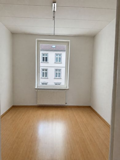 **Splendido fascino di un edificio d’epoca** Luminoso appartamento di 2 locali con cucina componibile e balcone soleggiato, vicino alla clinica universitaria – Wohnzimmer