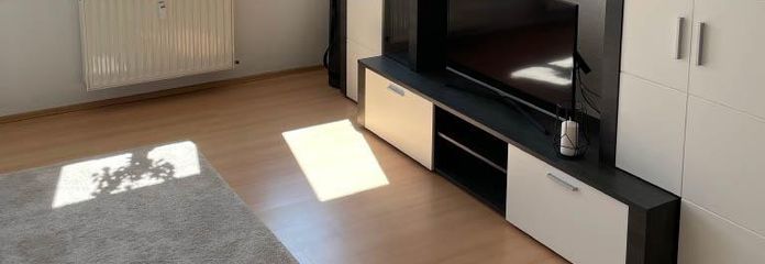 شقة جميلة من غرفتين مع مطبخ مجهز وموقف سيارات! – Wohnzimmer (Ansicht 1)