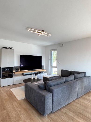 Exklusive 3-Zimmer-Wohnung in Fürth-Burgfarrnbach – hochwertige Küche, Balkon, Aufzug & TG – Wohn- und Essbereich 4