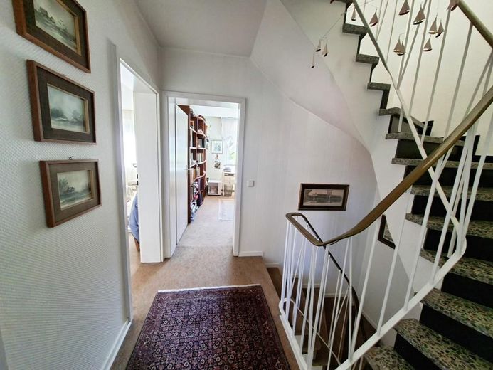 CITYHOUSE: Schöne, gepflegte Doppelhaushälfte, mit großem Garten, Kamin, Garage und Stellplatz – Flur/Treppenaufgang 1.OG