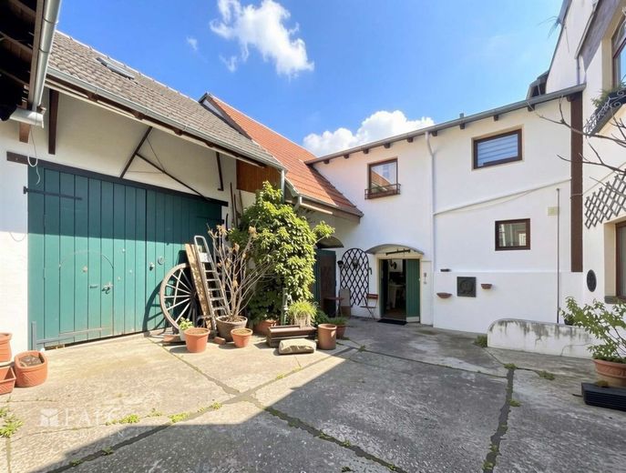 Seltene Gelegenheit: Großzügiges Mehrgenerationenhaus zum nahezu Bodenwertpreis! – Innenhof