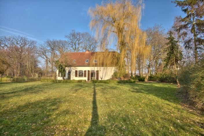 Großzügiges Haus in Alleinlage mit großem Garten – Westseite