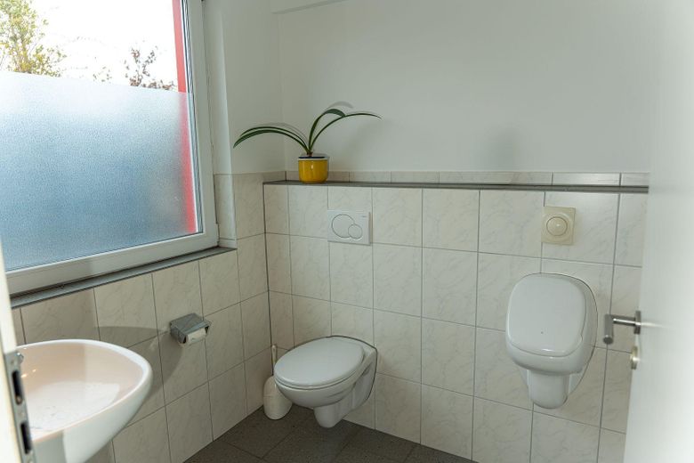 Vielseitige Gewerbeimmobilie in Wietmarschen OT Lohne: Halle, Büro & Wohnhaus – WC Herren- Büro