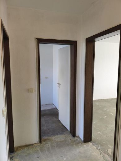 Appartement en copropriété solide de 2 pièces avec loggia et vue imprenable dans un emplacement calme – Flur zum Wohnzimmer, zur Küche