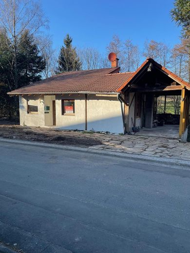 Lohmar-Rösrath-Einfamilienhaus für Individualisten Wald bis ans Haus, bezugsfrei – Hausfront mit Carport