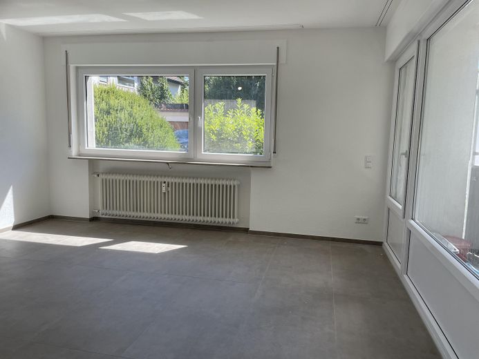 Sanierte 3-Zimmer-Wohnung mit neuer Einbauküche in Remseck-Aldingen – Wohnzimmer