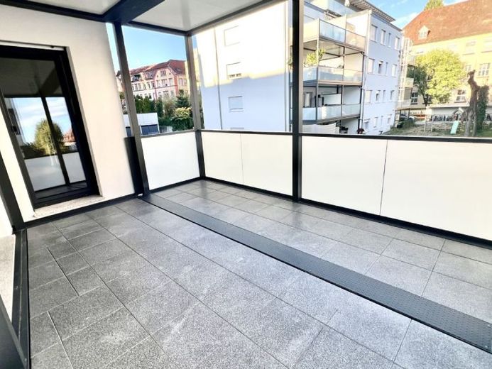 Appartement moderne de 3 pièces NB avec cuisine équipée, grand balcon et parking souterrain – Photo 1