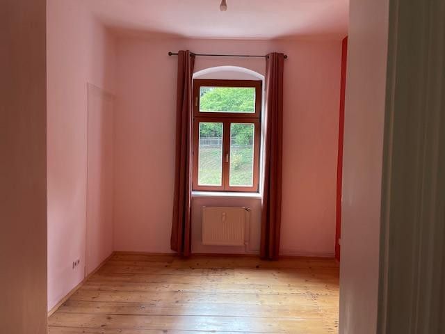 Tharandt près de Dresde - ancien bureau de poste impérial à rénover entièrement - appartement de 6 pièces à l'étage, 2 salles de bains, 2e étage – Zimmer Hofseite