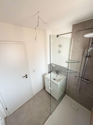 Frisch komplettsanierte 4-Zimmer-Wohnung mit Einbauküche & Balkon in Stuttgart-Bad Cannstatt – Bad