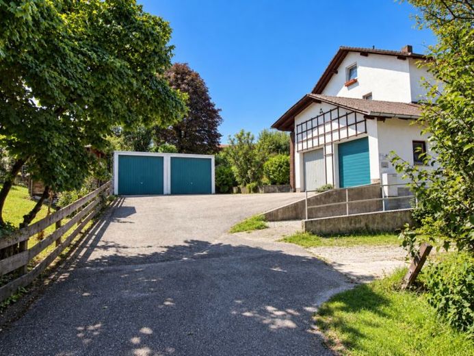 Vermietetes Dreifamilienhaus in Rosenheim-Pang: solide Substanz und Entwicklungspotenzial – Foto 1