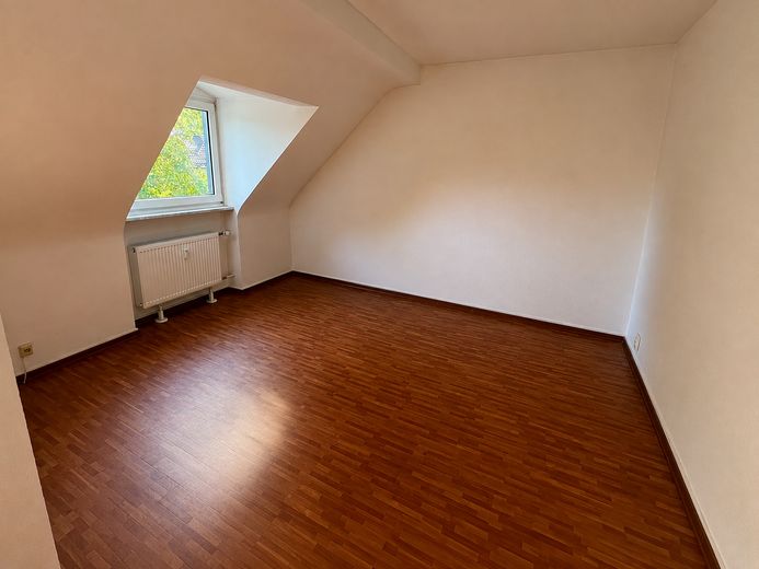Keyifli 42 m² – merkezi konumda 2 odalı çatı katı dairesi – Wohnzimmer