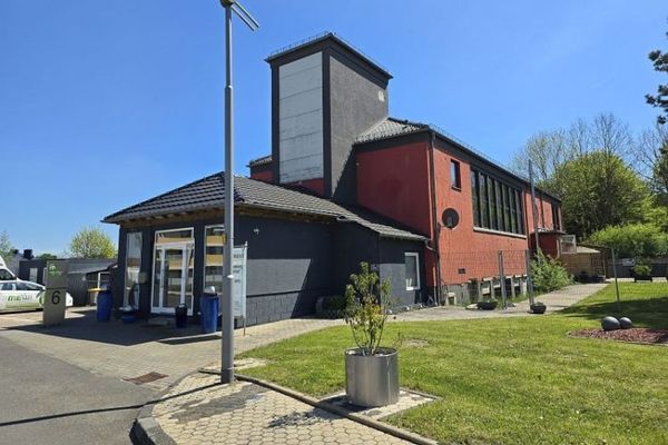 Firmensitz mit Ausstellung, Wohneinheit - auf 4.328 m² Grundstück in Top-Gewerbelage von Bitburg“
