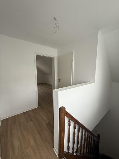 Fully renovated single-family house with modern extension – Flur oben
