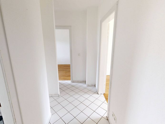 Helle 2-Zimmer-Wohnung mit EBK in ruhiger Wohnlage – Flur