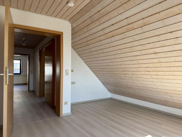 Provisionsfrei: 2-Zimmer-Wohnung DG mit Balkon in betreuter Wohnanlage – Schlafzimmer 2