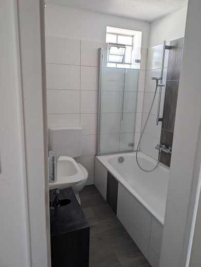 Gepflegte 6 Zimmer 152 qm DDH mit Garage und Garten in 91088 Bubenreuth – Badezimmer