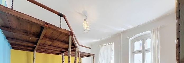 *Neukölln'un kalbinde tarihi atmosfere sahip büyüleyici 2 odalı eski bina dairesi*