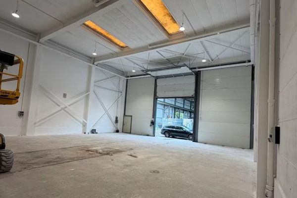 Hall commerciale de stockage - hall de production 225 m², env. 8 m de hauteur, avec modèle d’électricité photovoltaïque pour artisans