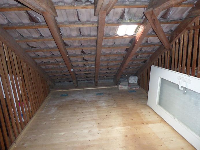 luminoso appartamento ristrutturato di 3 locali con cucina componibile, balcone e posto auto – Dachboden