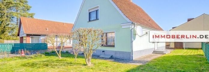 IMMOBERLIN.DE - Urokliwy dom z budynkami gospodarczymi w przyjaznej rodzinie lokalizacji