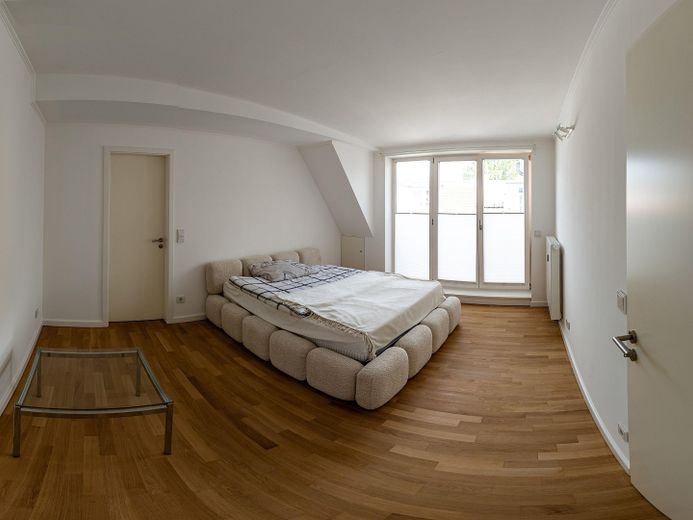 Elegante hochwertige DG-Wohnung nahe Kollwitzplatz – Schlafzimmer Blick auf Balkon