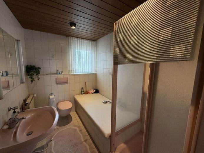 Charmantes Ein- bis Zweifamilienhaus mit Lagerflächen &amp; vielseitigem Entwicklungspotenzial – Badezimmer
