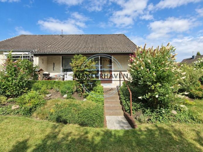 Detached single-family house with plenty of space, dream garden & garage – Photo 1