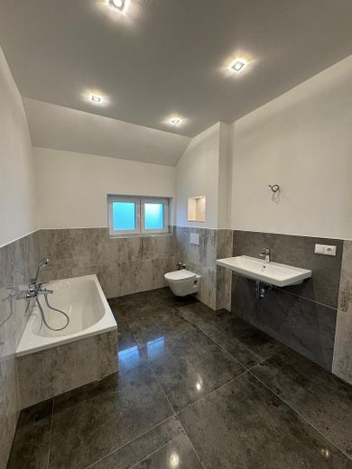 Moderne 9-Zimmer-Neubauwohnung mit ca. 235 m², zwei Küchen und zwei Balkonen in Rodenbach – फोटो 14