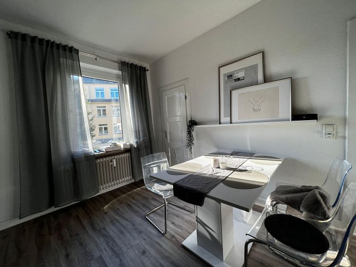 Gepflegte 2½-Zimmer-Erdgeschosswohnung mit großer Wohnküche im 6-Parteienhaus – Wohnküche 2