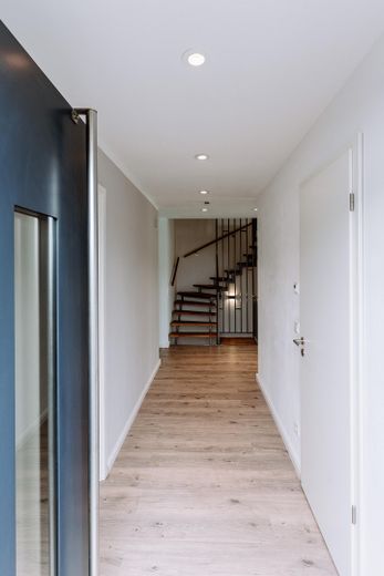 Hochwertige DHH mit Südgarten, PV, Wohnraumlüftung, 2 Wallboxen & ausgebautem Dachgeschoss – Eingang (innen)