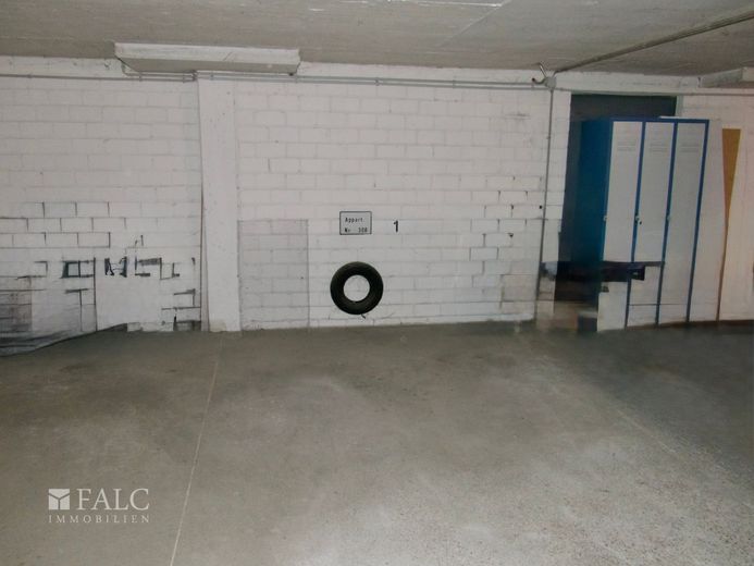 Einfach Mehr: Gepflegte Nichtraucher-2-Zimmer-Wohnung, möbiliert, TG, Aufzug, Süd-Loggia-Balkon. – Tiefgaragen-Stellplatz(EUR20.000)