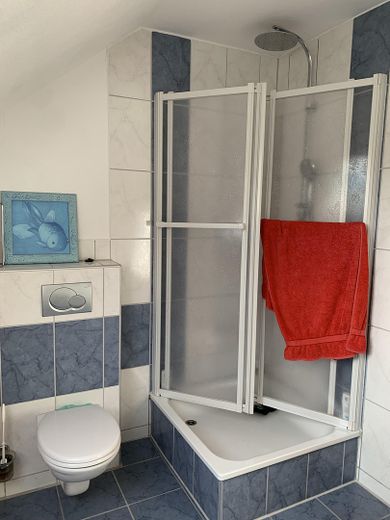 Mieszkanie z dużą ilością przestrzeni w domu i ogrodzie – Duschbad oben