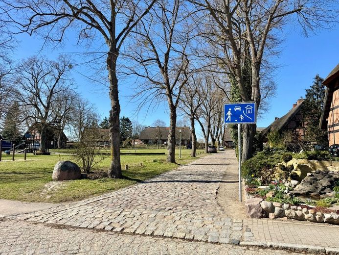 HORN IMMOBILIEN ++ tolles Reetdach-Fachwerkhaus in Alt Rehse bei Neubrandenburg, Denkmalschutz – Nachbarschaft