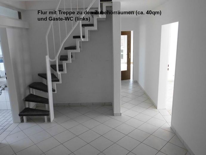Ampio appartamento di 4 locali con balcone e garage - investimento – Flur