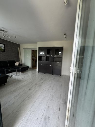 Gepflegtes Reihenmittelhaus in ruhiger Lage mit Garten und Garage – Wohnzimmer Blick zum Flur