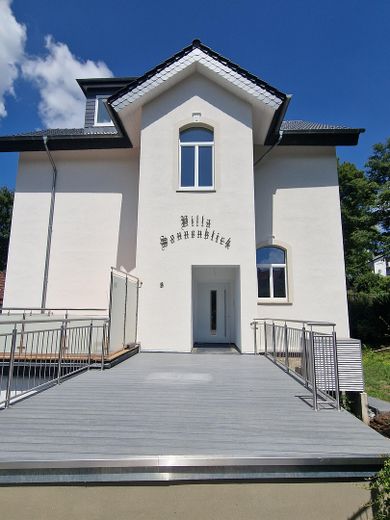 Mehrfamilienhaus mit 4 Eigentumswohnungen und separatem Bauplatz – Eingang zum Haus