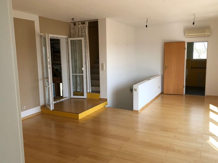 Büro(Wohnung), Werkstatt, Atelier, Ausstellungs/-Produktionshalle mit großem Grundstück – 1. OG.