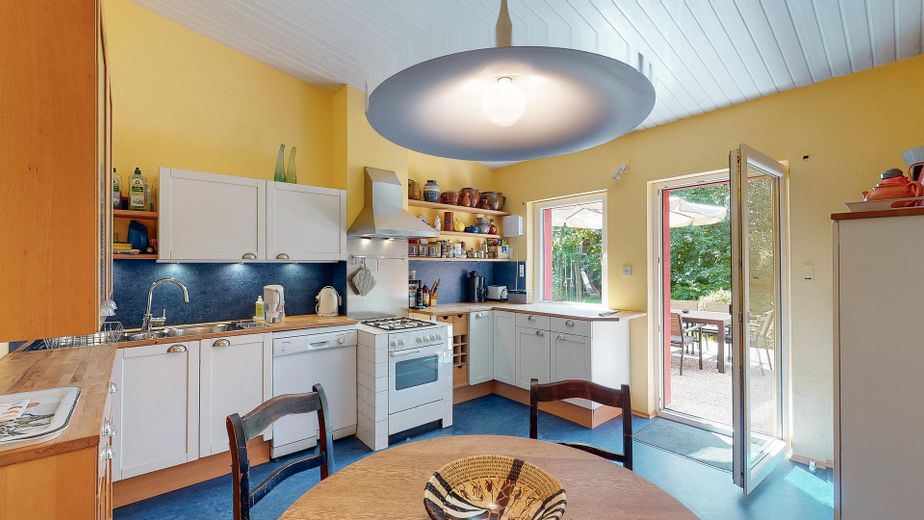 290 m² + 2.464 m² Naturidyll | Pool & Gartensauna | Aartalblick | Mehrgenerationen o. Vermietung – Küche kl. Whg.