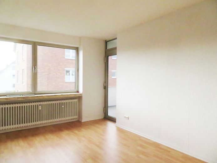 Freundliche 2,5-Zimmer-Wohnung mit Balkon – Wohnzimmer