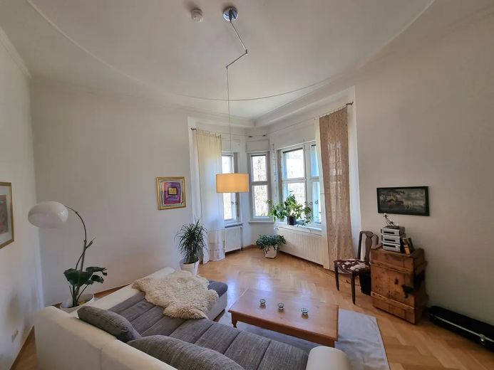 Private sale: Historic villa with 9 rooms and a garden – Wohnzimmer im EG