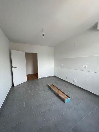 Im Herzen von Büderich - in 2024 kernsanierte wunderschöne 2-Zimmerwohnung mit Balkon – Küche Blick - Archivbild -