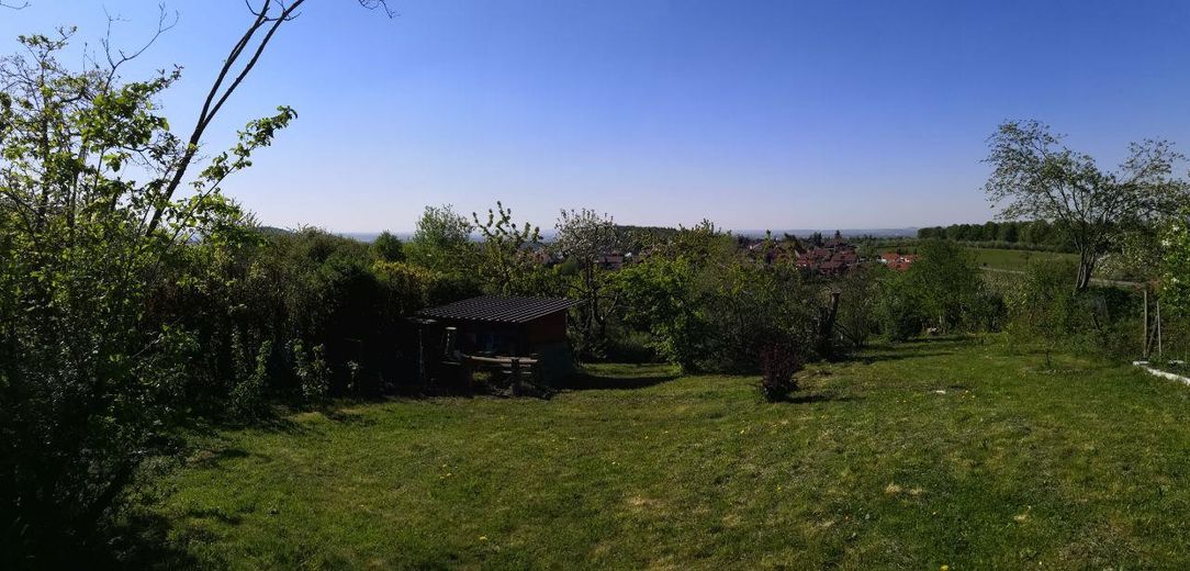Terreno per il tempo libero top con splendida vista, casetta da giardino, area barbecue, acqua, alberi da frutto e da noce – Photo 10