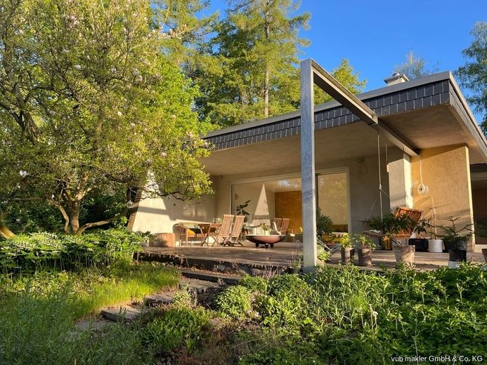 Rarität im Fichtelgebirge: Kernsanierter Bauhaus-Bungalow mit 163m² auf 7.500 m² Parkgrundstück – 04_Aussenansicht-Terrasse-Lounge
