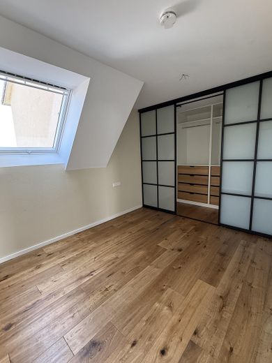 Częściowo umeblowane mieszkanie 4,5-pok. z zabudowaną kuchnią, balkonem, 2 miejscami postojowymi w garażu podziemnym – Schlafzimmer
