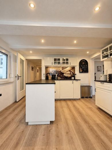 Fully renovated family home with a stunning conservatory, photovoltaic system, heat pump & large outbuilding – Küche EG